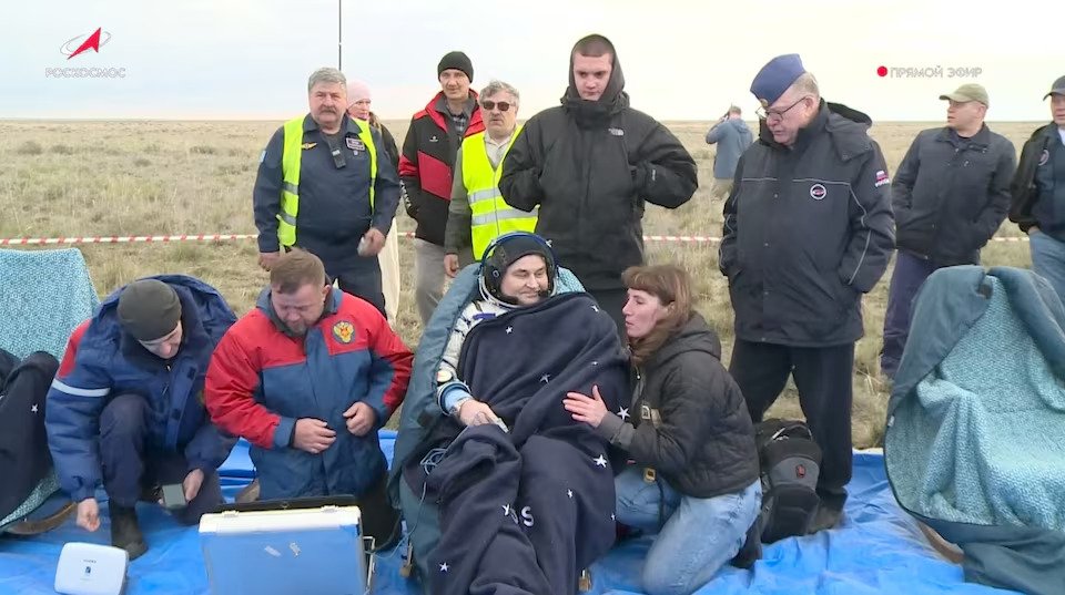 Spacecraft brings American, Russians return to earth